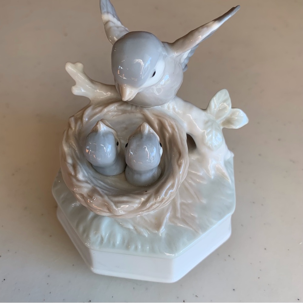 Otigiri Japan Music Box Bird & Babies “I’d Like to Teach the World to Sing”